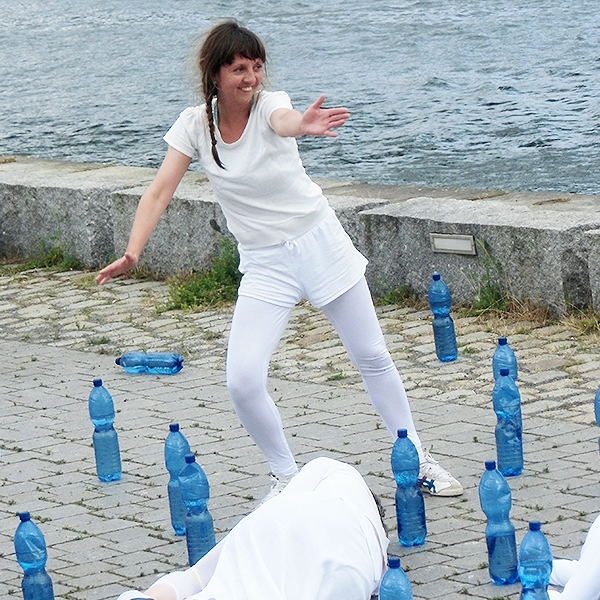 aum für Körperarbeit - Projekt/ In Form von einem Workshop wird Ihnen die Möglichkeit geboten, sich für einen Moment aus der Routine zu lösen, sich auszuprobieren und zu üben, aus einer „Phase“ eine eigene Geschichte zu machen. Ich eröffne Ihnen den Raum, mit Ihrem Kör-per auf einer sehr feinen Ebene in Kontakt zu kommen. Ich unterstütze Sie dabei, Ihre   Gefühle, Gedanken und Empfindungen wahrzunehmen, um diese dann in einem Prozess der eigenen Auseinandersetzung zu gestalten – tänzerisch, poetisch, performativ, bildnerisch etc..